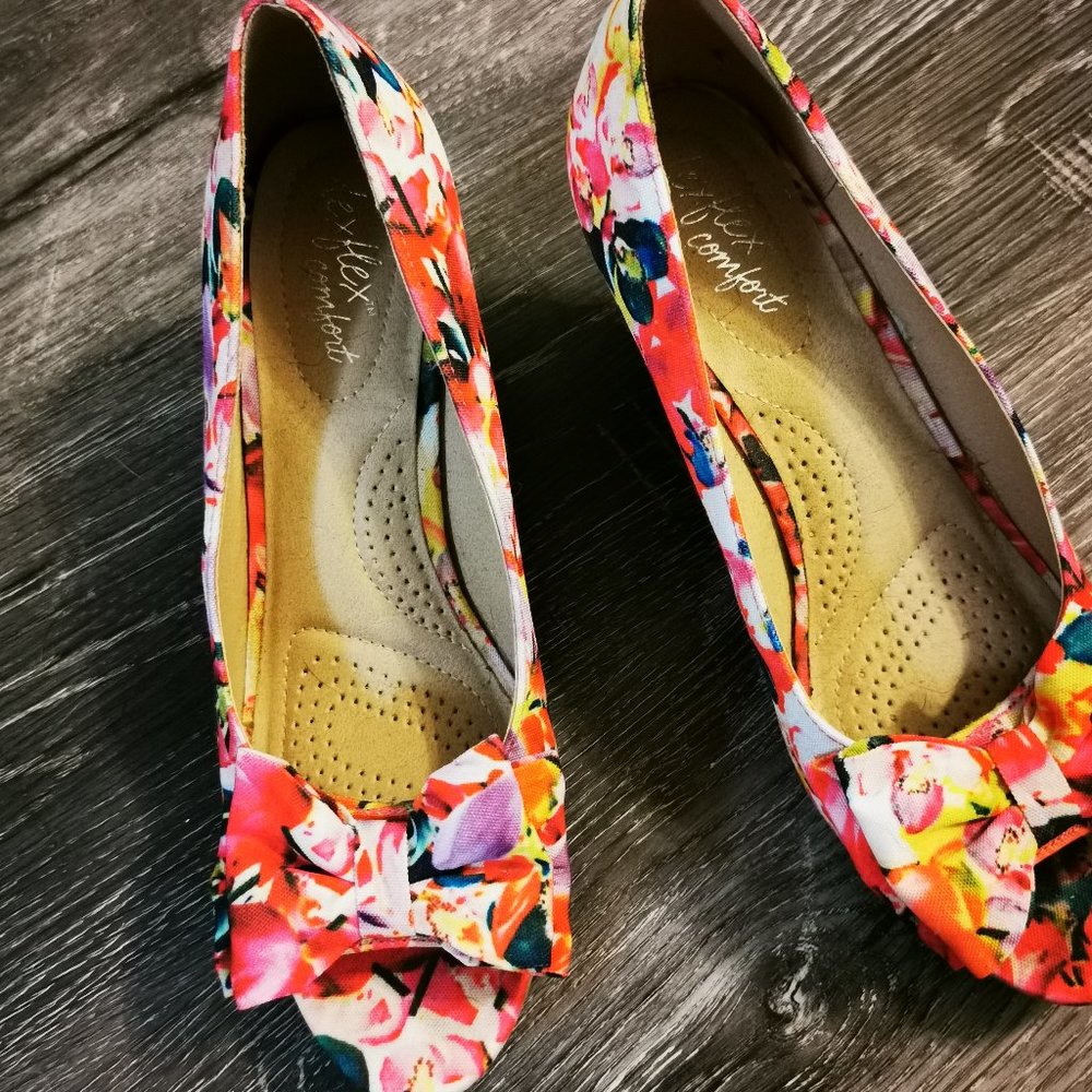 Dexflex Comfort Floral Wedge Heels, Size 8.5